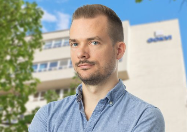 Egy kutató névvel és arccal lenyilatkozta, hogy a kormány a szakmai kutatói pályázatokba is belenyúl politikai okokból