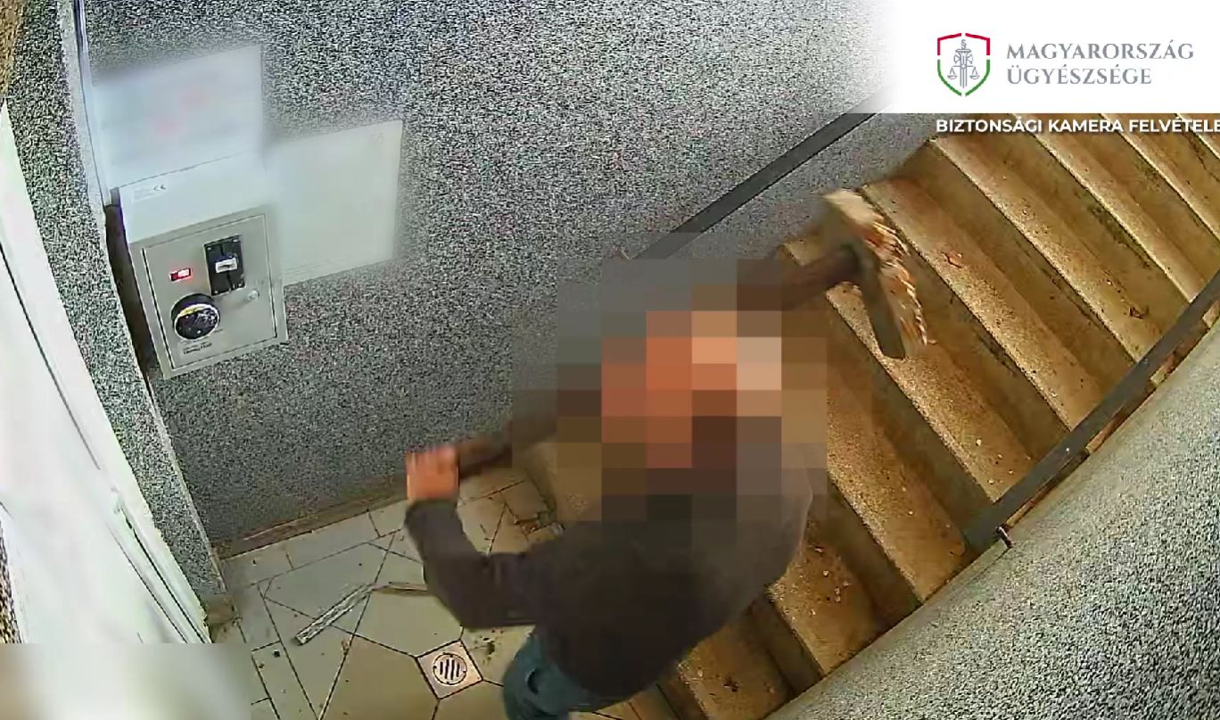 Térkővel, léccel, fém kandeláberrel is ütlegelte a wc automatáját a férfi, hogy megszerezze a benne lévő pénzt, de 198 ütés is kevés volt
