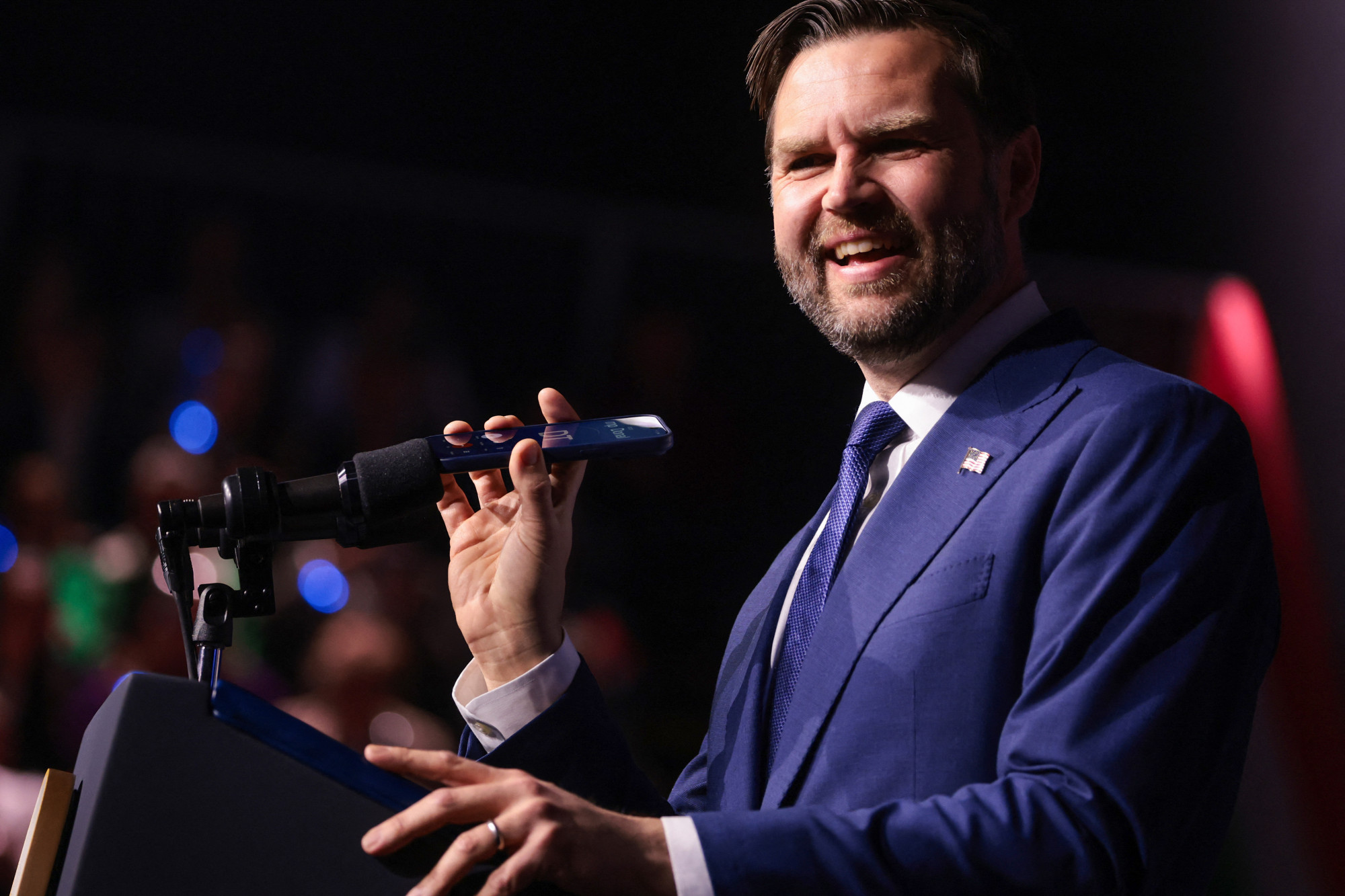 Orbán tíz éve hízeleg Trumpnak, az eredmény: néhány kedves szó egy kihangosított mobiltelefonból