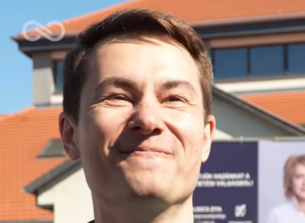 Magyar Péter beszéd közben kóstolta be az orosz propagandistát Lacházán, a tömeg pedig „ruszkik, haza!" skandálásban tört ki