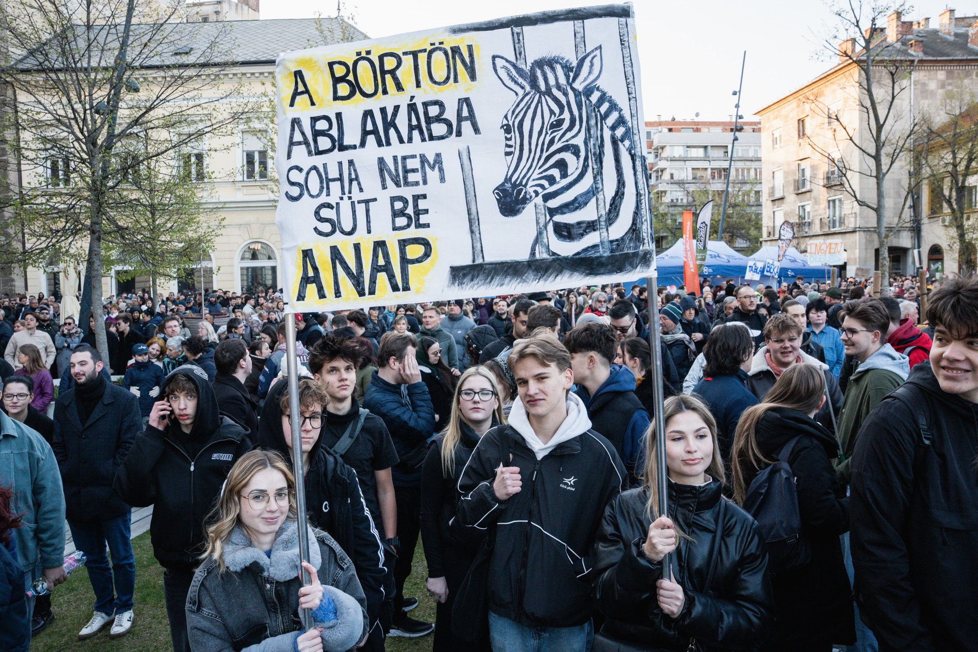 A fiatalok búcsúzni jöttek Orbántól Debrecenben