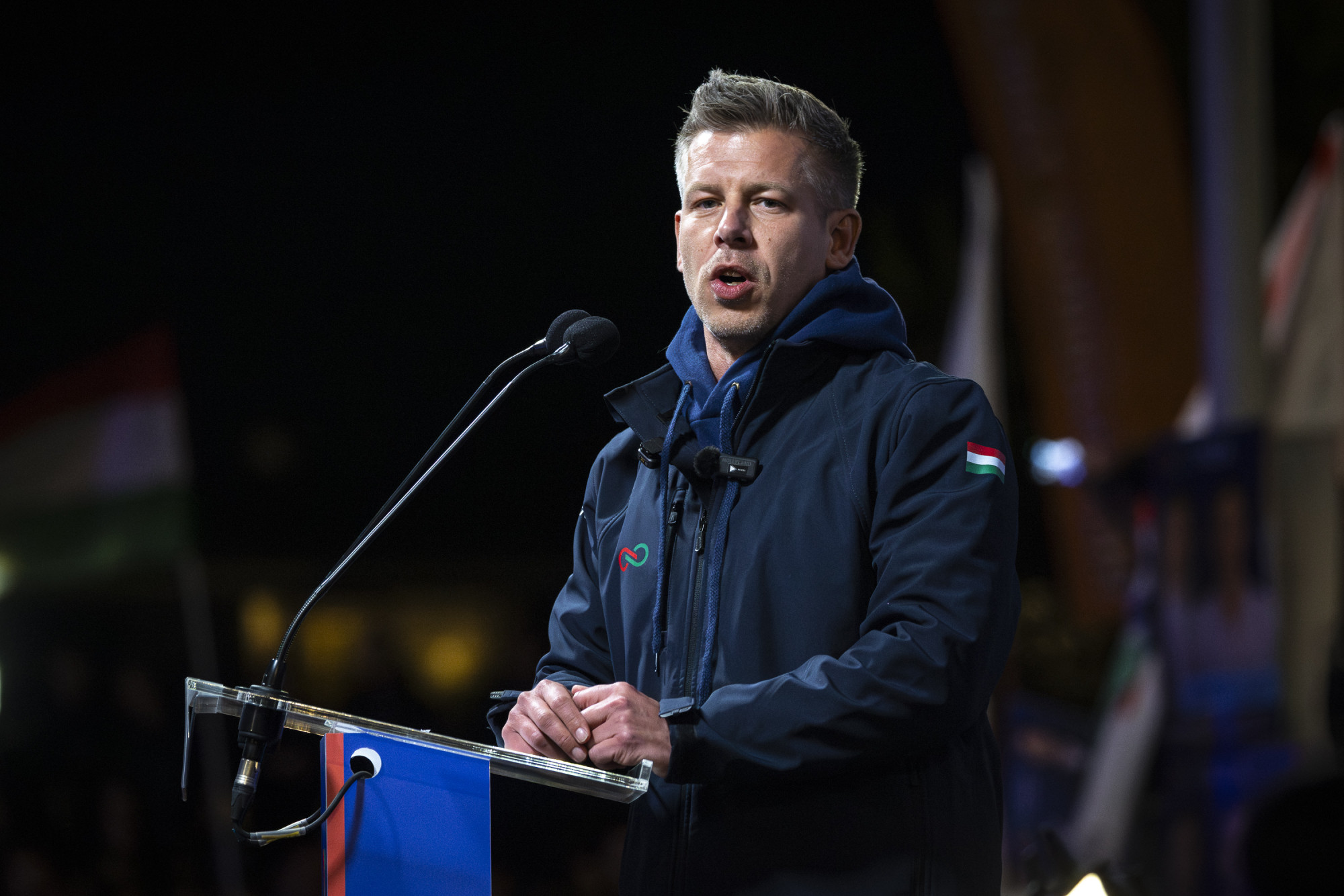 Magyar Péter feketeruhások helyett tömeget vitt a győri utcákra