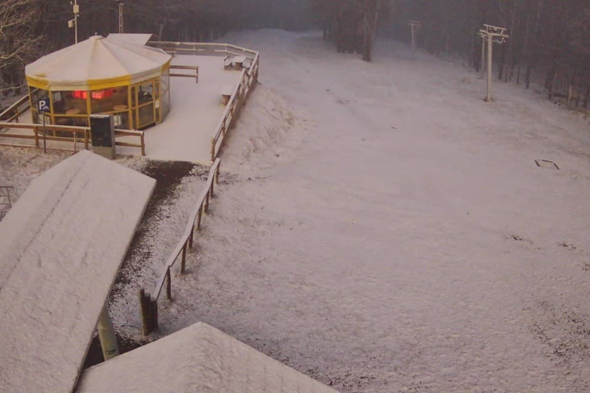 Milyen tavasz? Péntek reggelre leesett a hó a Mátrában és a Bükkben is