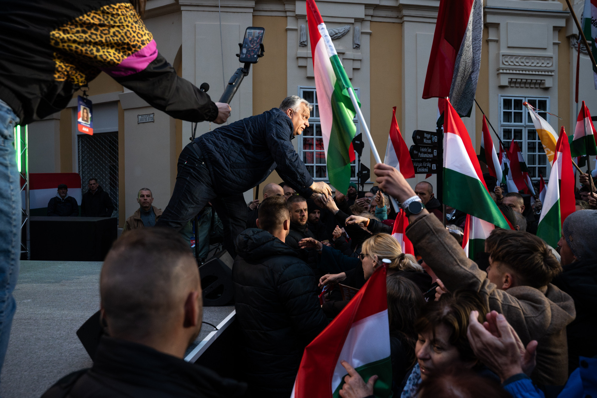 „Remélem, legalább olyan fáradtak, mint én” – nagyon szófogadó közönség előtt tartott kampánybeszédet Orbán Székesfehérváron