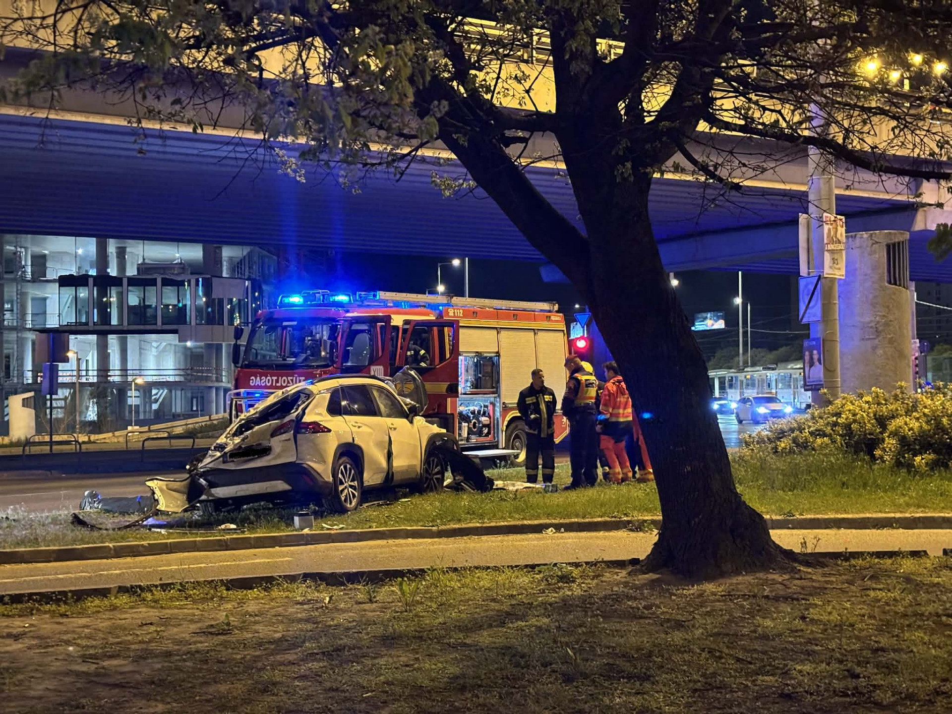 Súlyos baleset történt a Váci úton, öt autó ütközött, az egyik lezuhant a Róbert Károly körútnál a felüljáróról