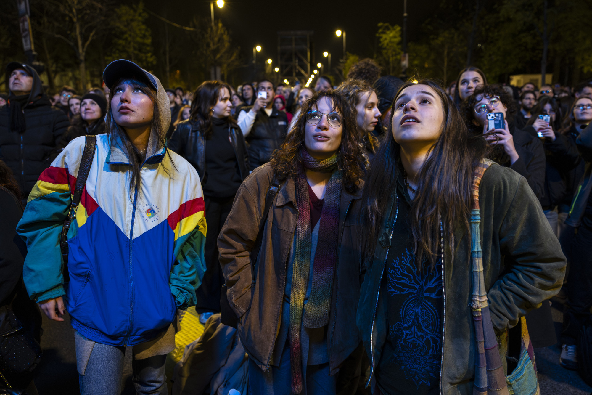 Fidesz-ellenes bulizó fiatalok vs. Orbán Viktor – 1 823 047 : 17421