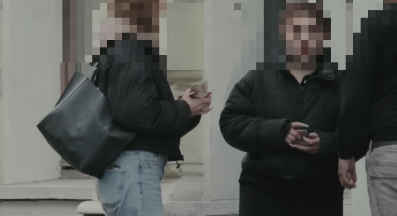 Fideszes jelölt a szegedi iroda előtti pénzezésről: Nem tilthatom meg, hogy egymásnak adjanak pénzt az aktivisták