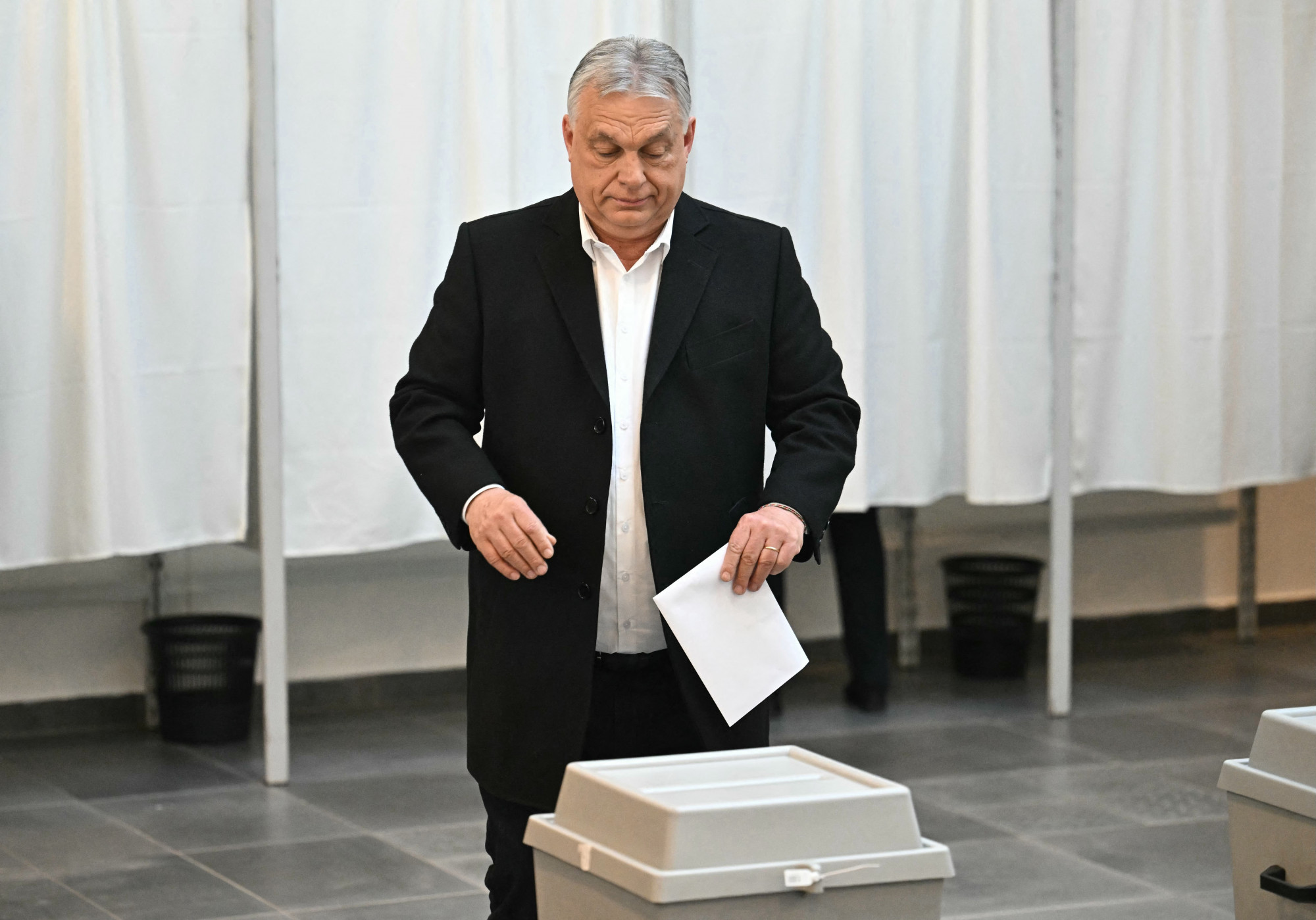 A külföldi lapok szerint Orbán ma bukhat