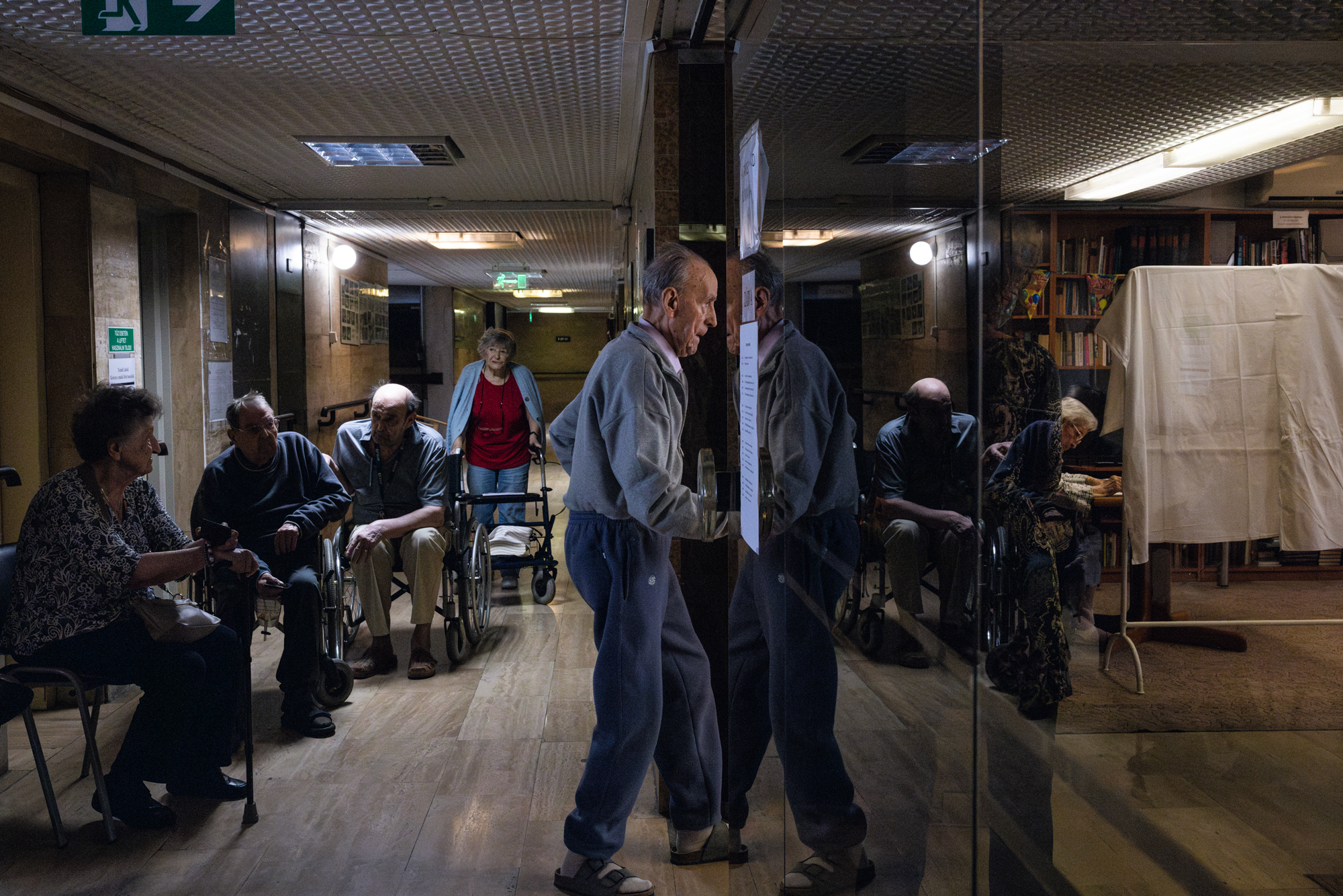 Megnéztük, hogyan szavaznak az idősek otthonában, ahol egy 106 éves is voksolt