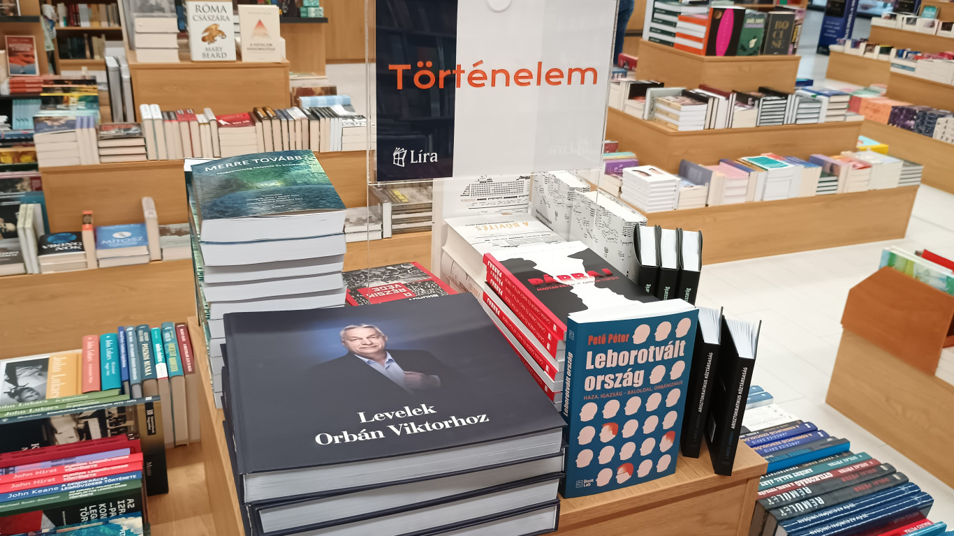 A Lírában a történelem polcra kerültek az Orbán-rendszer politikai könyvei