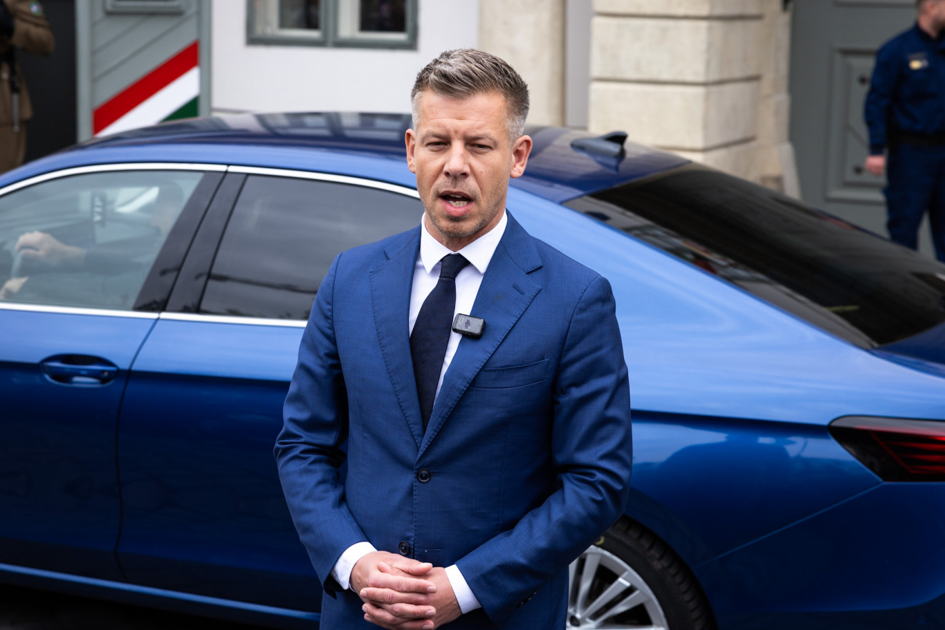 Magyar Péter: Ha nem mond le a köztársasági elnök és a többi báb, alkotmánymódosítással távolítják el őket