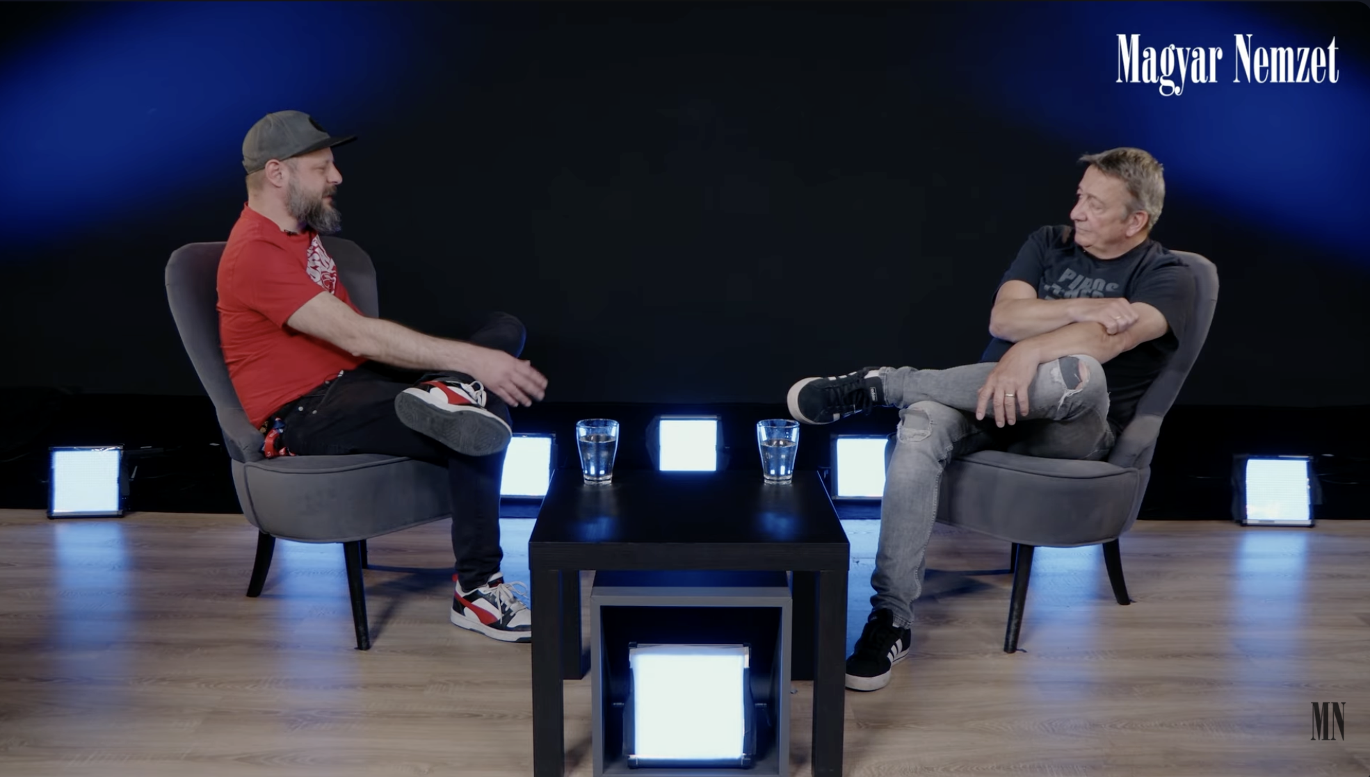 Bayer: A tetőteraszról lezavartak minket a pincébe