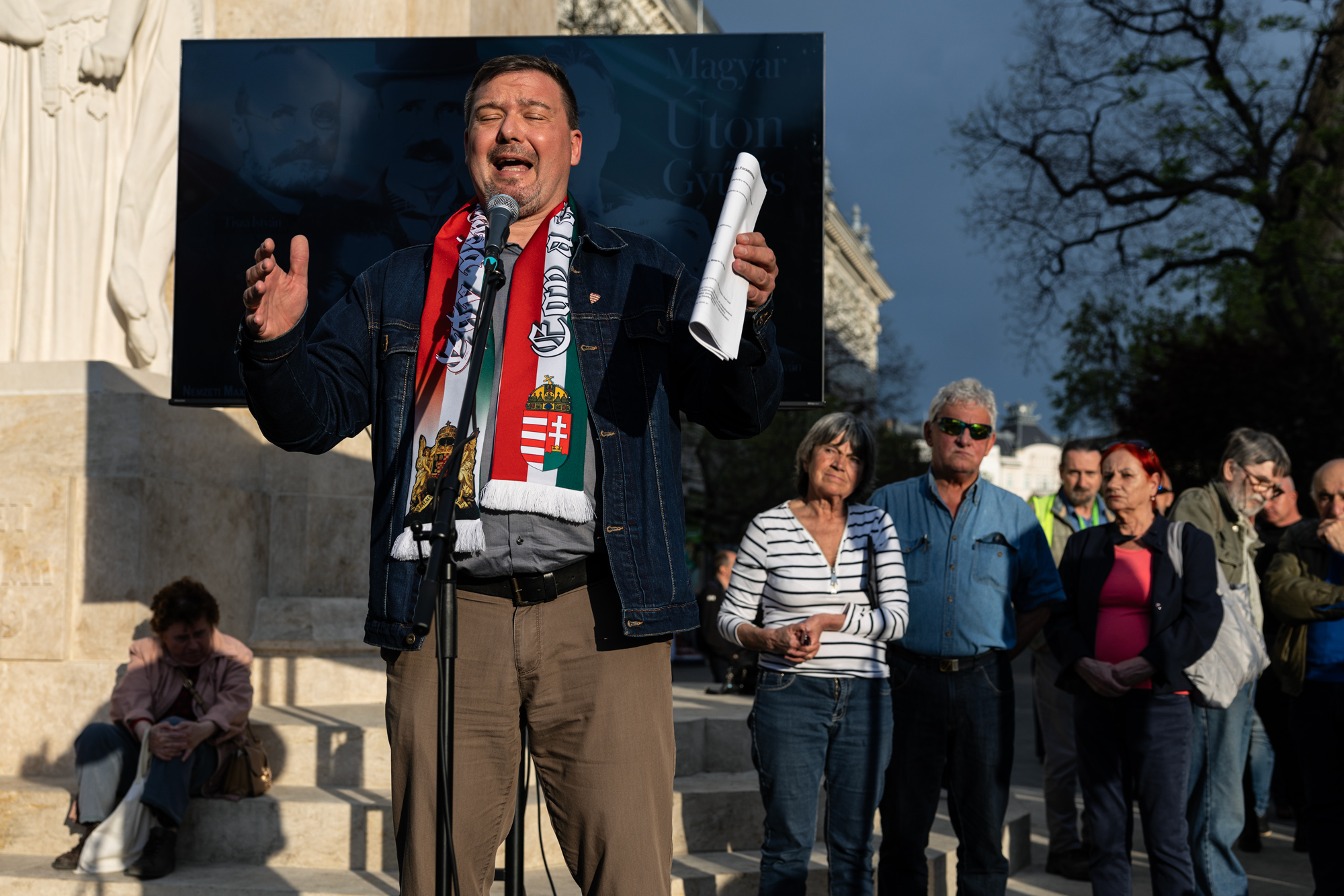 Az első bánatfeldolgozó fideszes rendezvényen már Huth Gergelyt kiáltották ki a legnagyobb magyar hazafinak