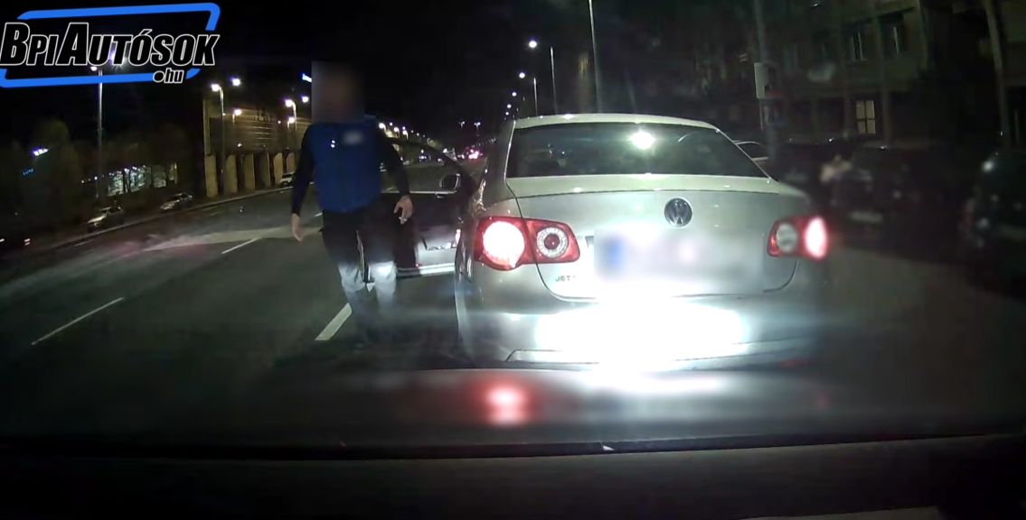 Fegyverrel fenyegetőzött egy őrjöngő autós a Hungária körúton