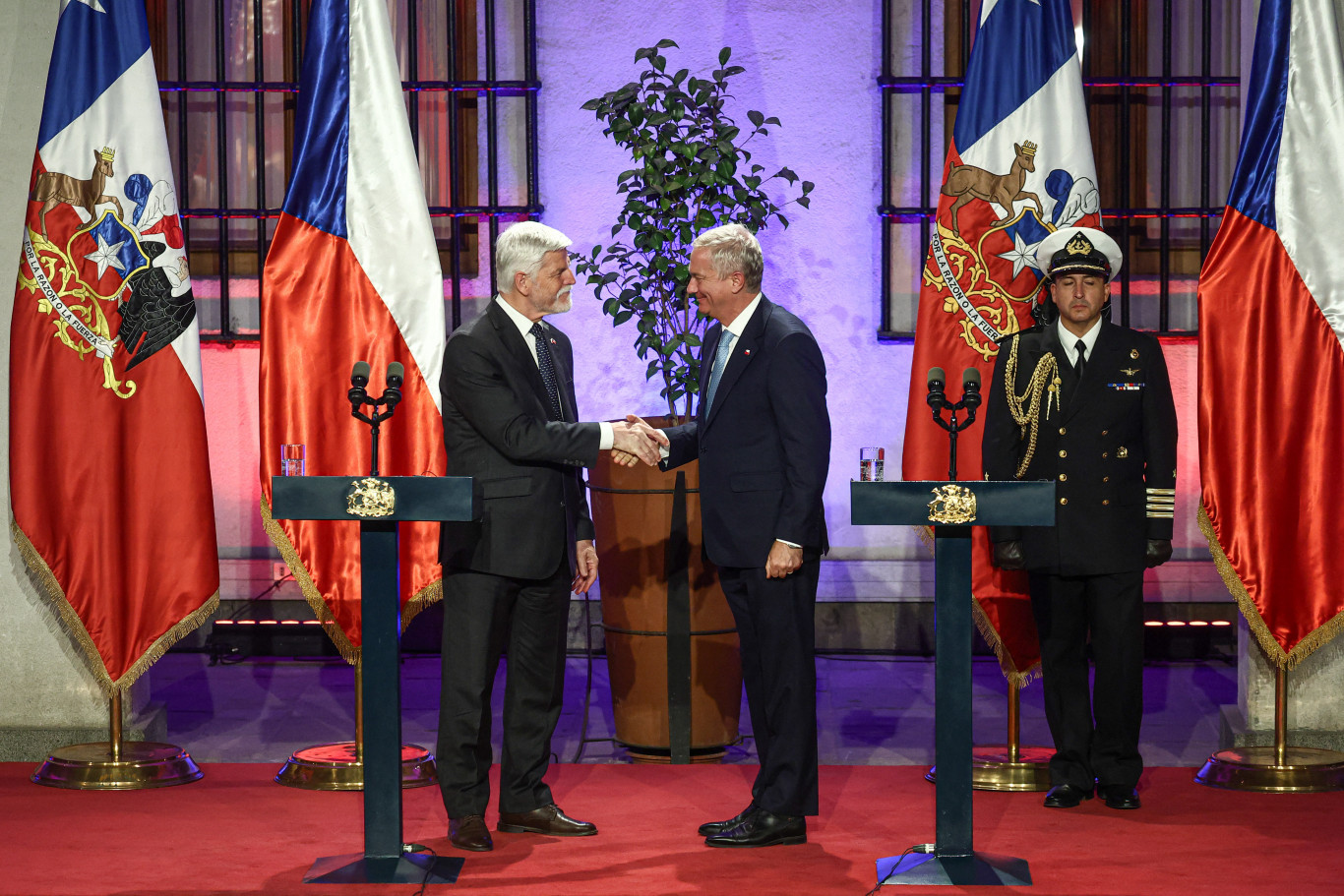 Tizenöt éve a cseh elnök ellopott egy tollat, most az utódja visszaadta