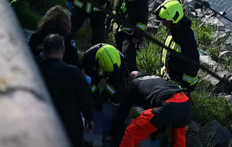 A rakpartról a Duna partjára esett egy nő Budapesten