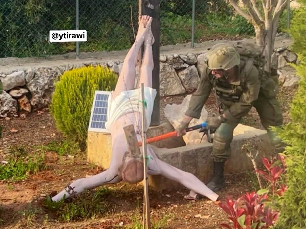 Kalapáccsal ment a Jézus-szoborra egy izraeli katona