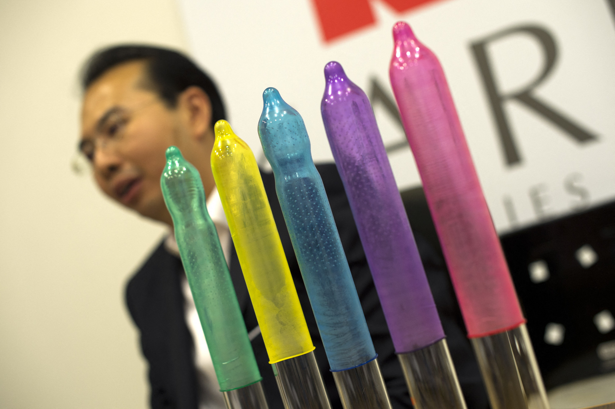 Égnek mered az óvszerek ára