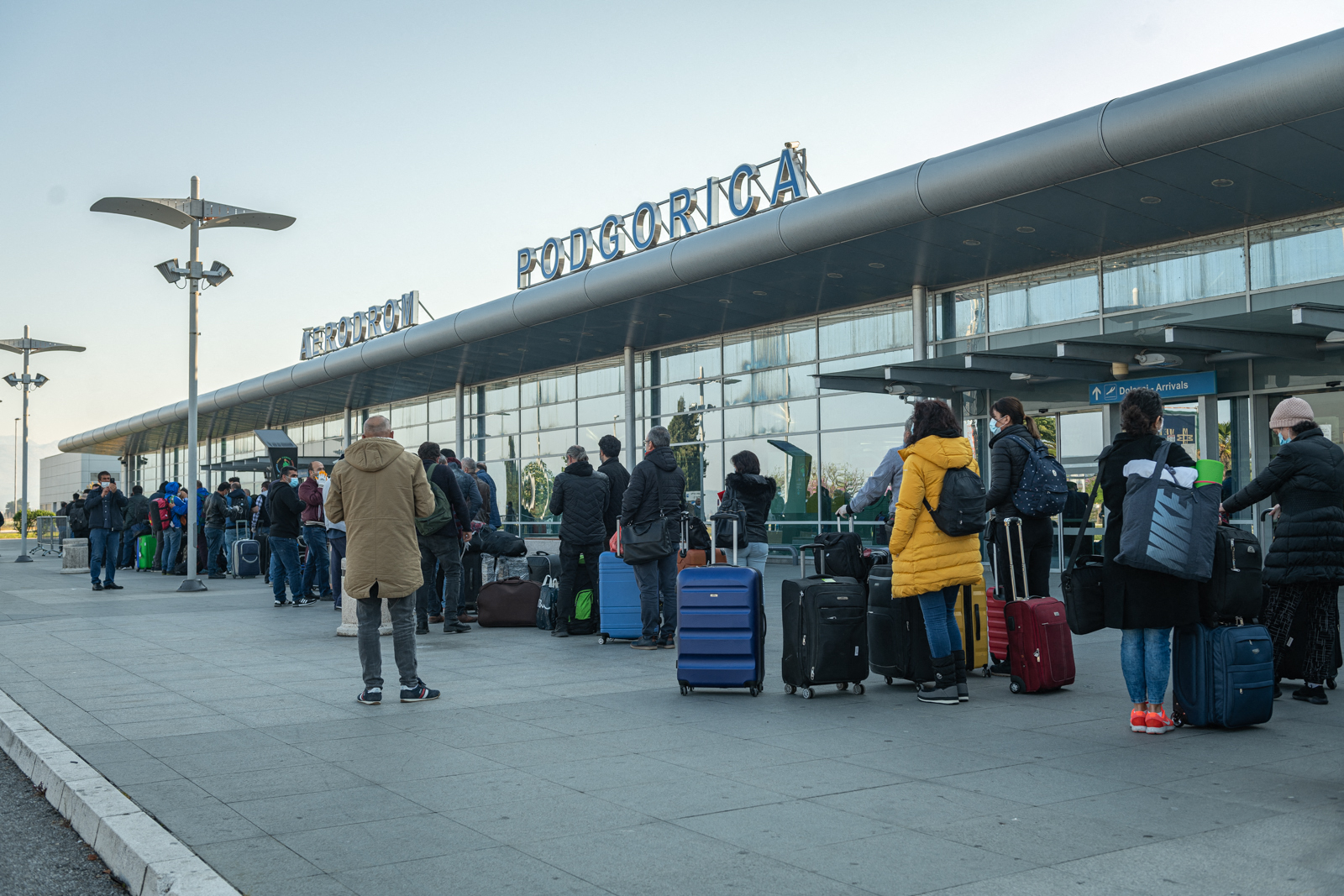 Bombariadó volt több montenegrói iskolában és a podgoricai repülőtéren is