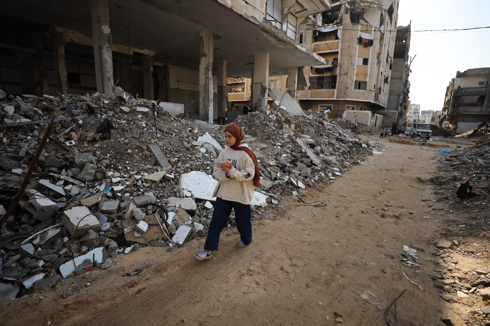 Évtizedekig veszélyeztethetik a gázai újjáépítést és kiemelten a gyerekek élet az eddig fel nem robbant lövedékek