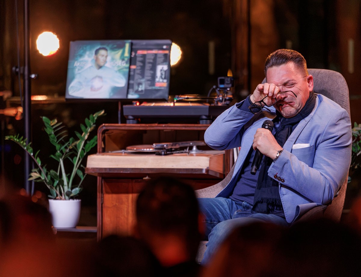 Kovács Ákos síró fotót osztott meg magáról