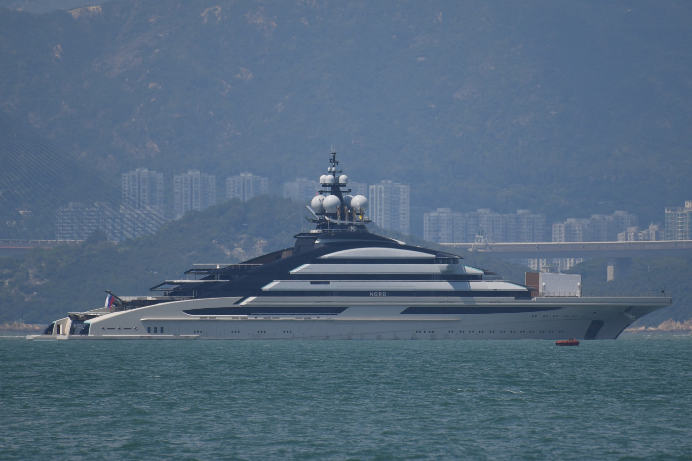 Hiába a blokád, egy Putyin-közeli orosz oligarcha szuperjachtja áthaladt a Hormuzi-szoroson