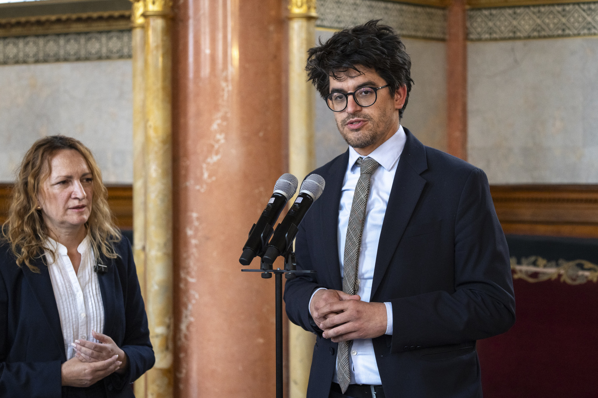 Hivatalosan is visszavonták a megkérdőjelezhető módon kiosztogatott diplomata útleveleket