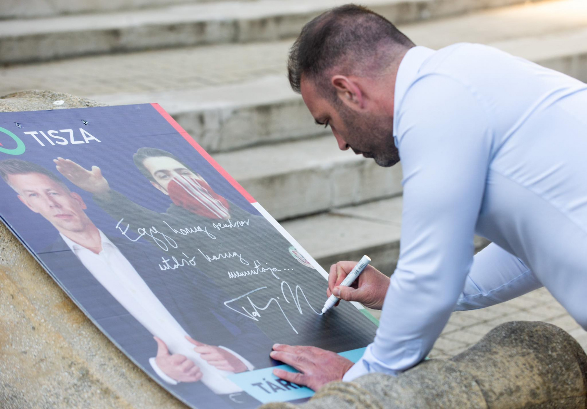 A Mazsihisz-szeretetkórház javára árverezi el dedikált karlendítős plakátját a tiszás Tárkányi Zsolt