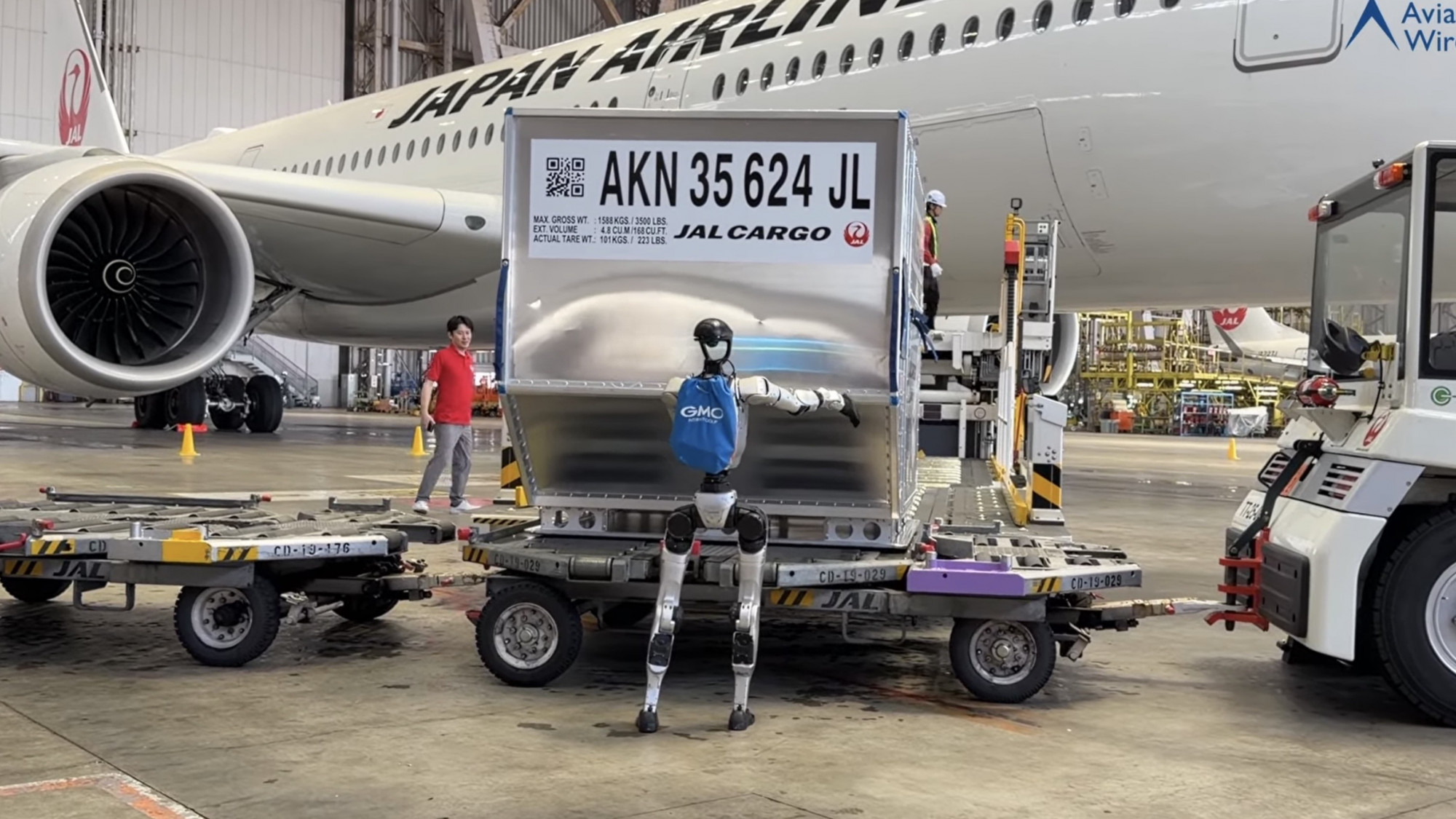 Humanoid robotokat tesztelnek Japán egyik legforgalmasabb repülőterén