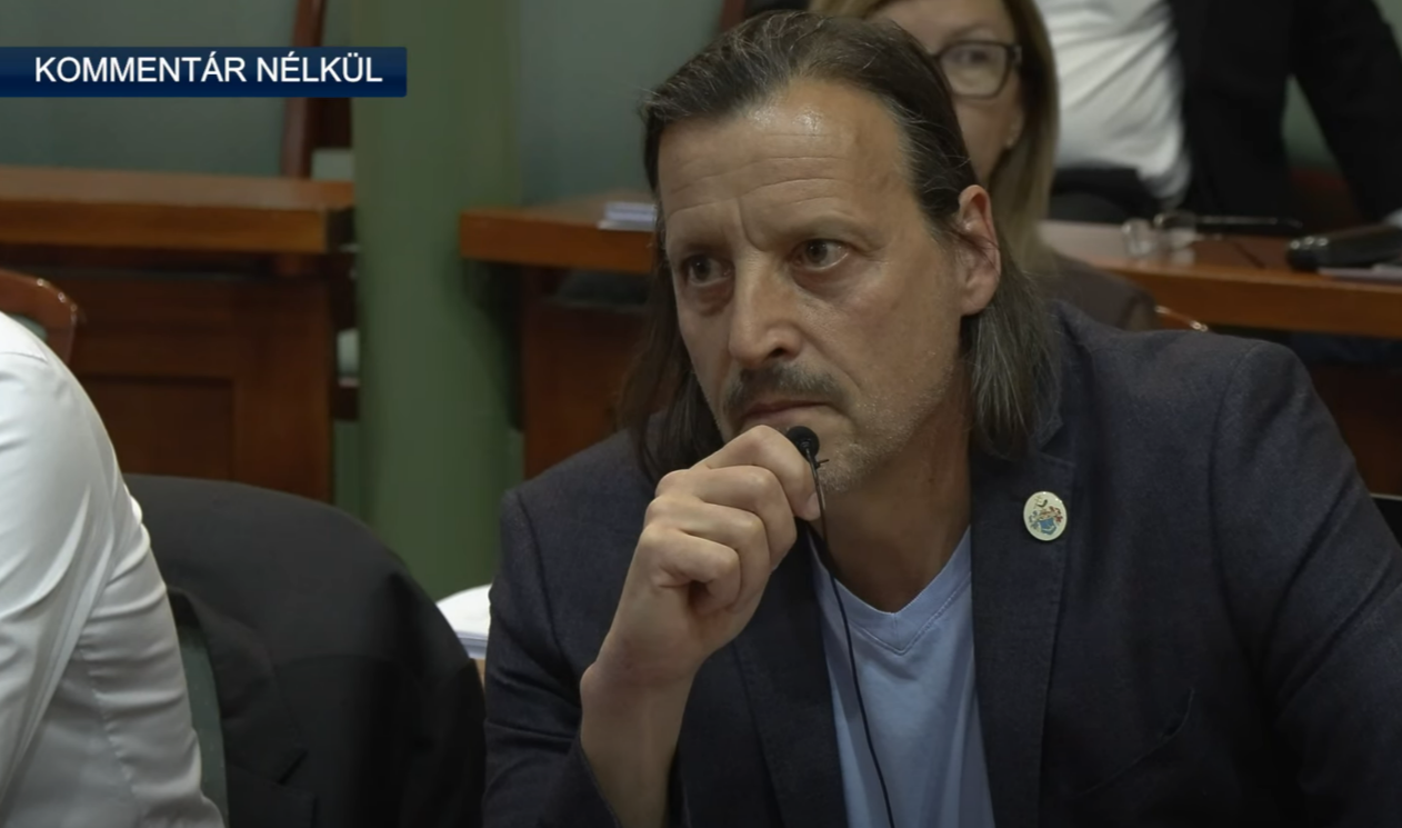 Egy fideszes képviselő annyira kiakadt Pócs János parlamentbe jutásán, hogy majdnem elsírta magát a jászberényi közgyűlésen