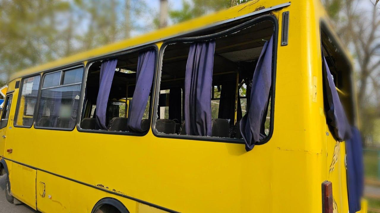 Civileket szállító buszt céloztak az oroszok Herszonban, két ember meghalt