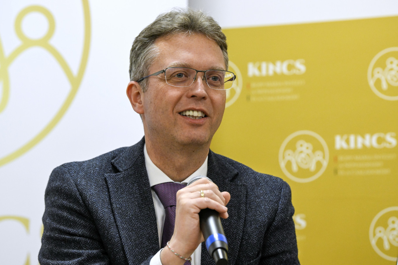 Merkely Béla nem jelezte, hogy a fia és egy ideig ő maga is tulajdonos volt egy cégben, ami az általa vezetett egyetemmel együtt kapott 600 milliónyi közpénzt Hankó Balázstól
