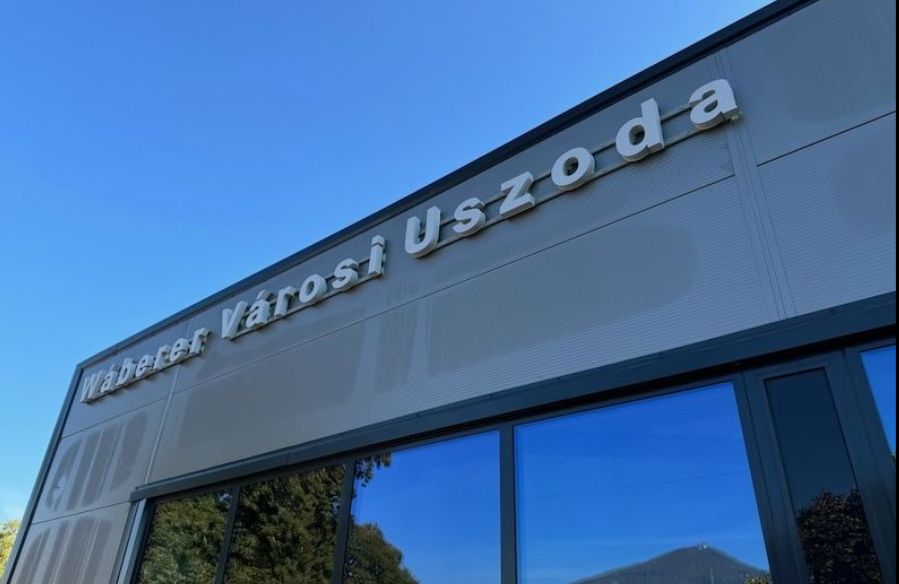 Sátoraljaújhelyen a fideszes többség leszedette Wáberer György nevét az uszodáról
