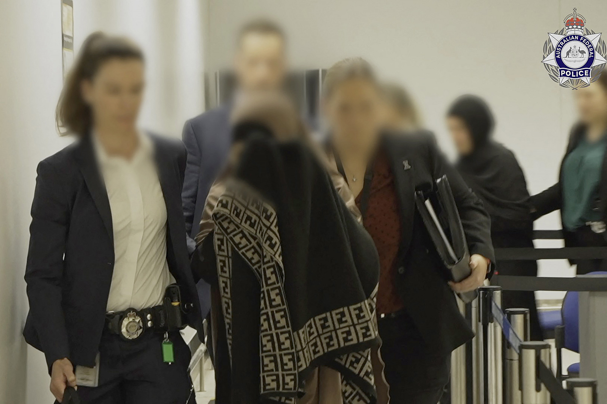 Két ausztrál nőt is emberiesség elleni bűncselekményekkel vádolnak