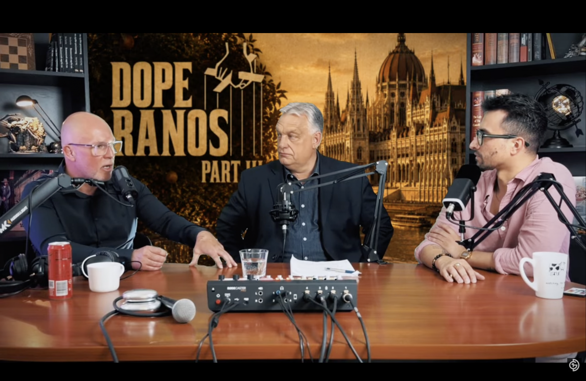 Orbán Viktornak a horogkeresztes zászló előtt karlendítő, náci Bede Zsolt online portálja a második igeforrás, amit minden nap megnéz
