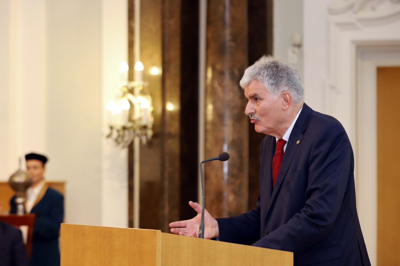 Az ország egyik legnevesebb római jogásza Polt Péter és Varga Zs. András lemondását is kéri, amiért „a megbukott rezsim fenntartásához és továbbéléséhez asszisztáltak”