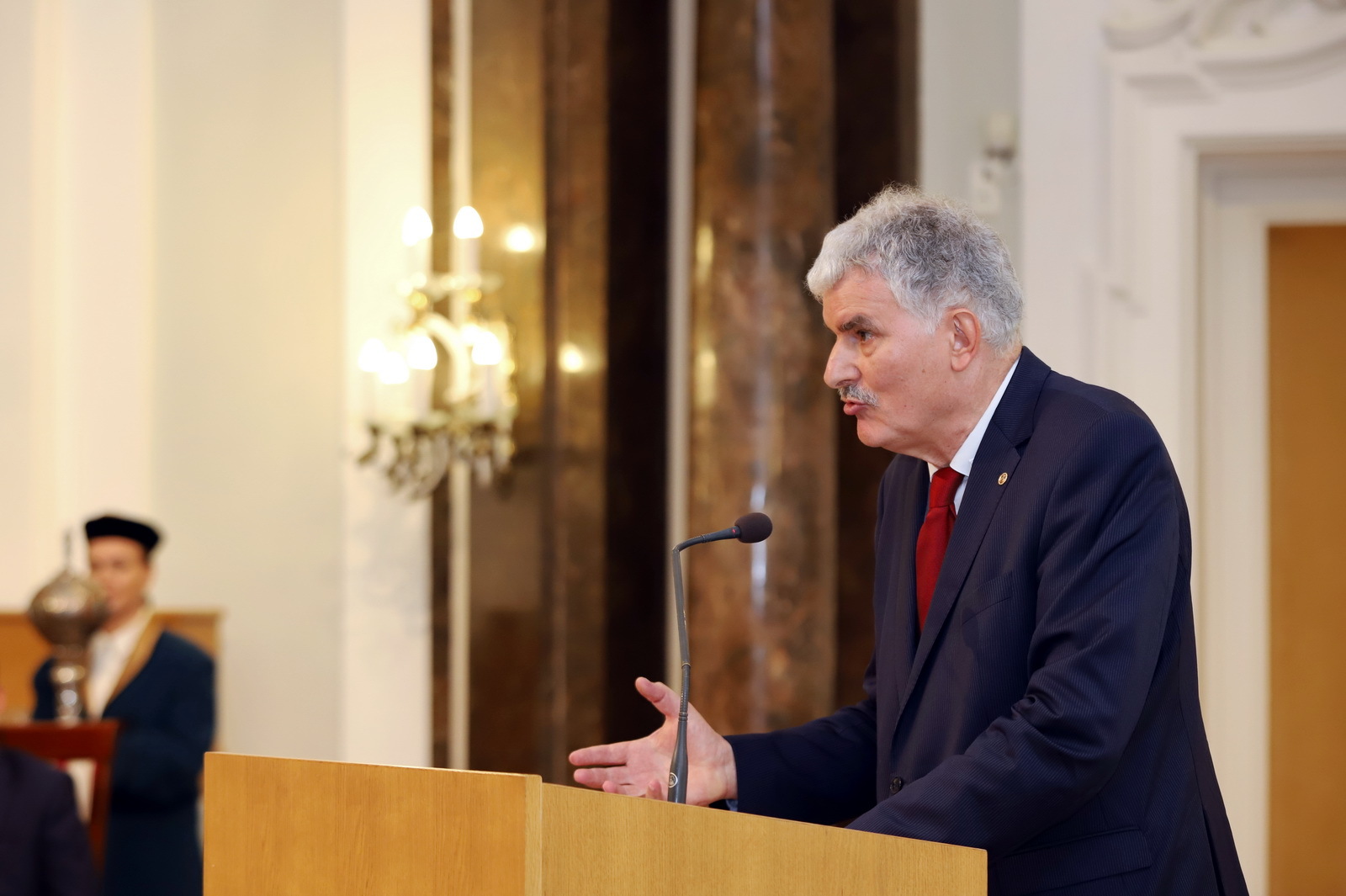 Az ország egyik legnevesebb római jogásza Polt Péter és Varga Zs. András lemondását is kéri, amiért „a megbukott rezsim fenntartásához és továbbéléséhez asszisztáltak”