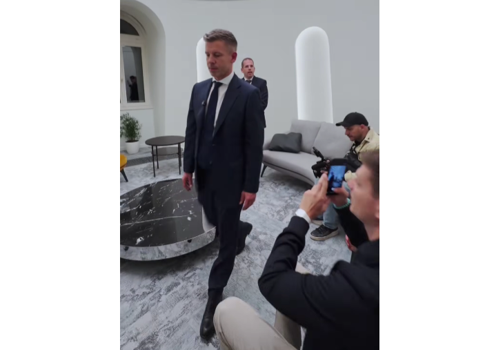 Magyar Péter megcsinálta az elűzött diktátor hálószobáját elözönlő tömeg demokratikus verzióját