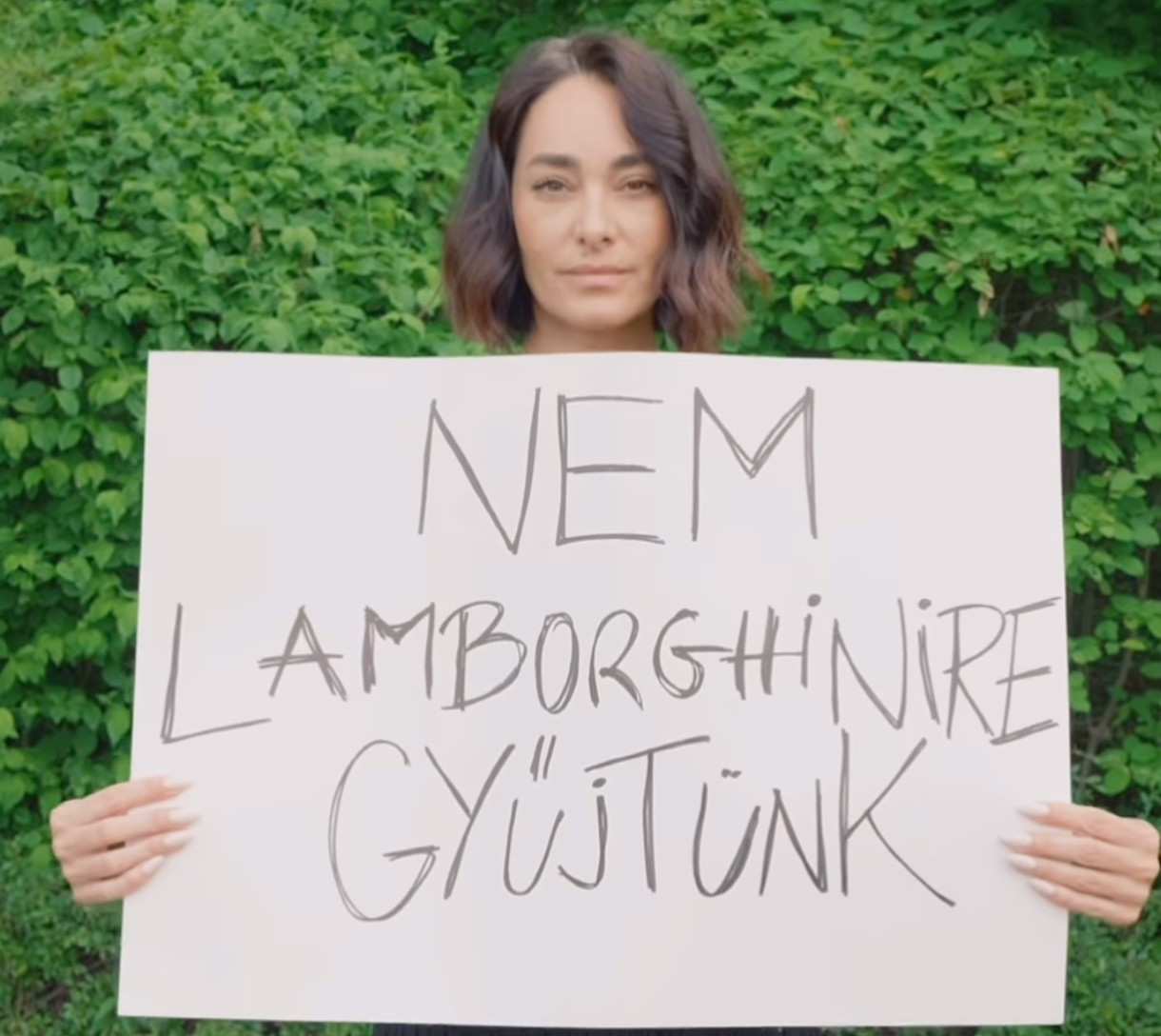 Görög Zita egy vécékefébe énekelve, az NKA-botrányra, Tóth Gabira és Balásy...