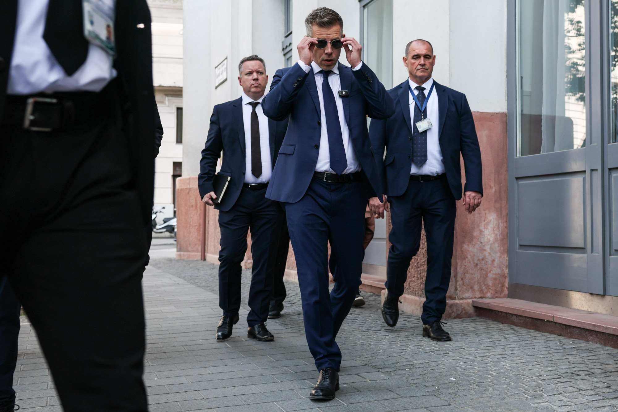 Magyar szerint nem volt túl jó hangulat az átadás-átvételen, több távozó minisztert számon kért