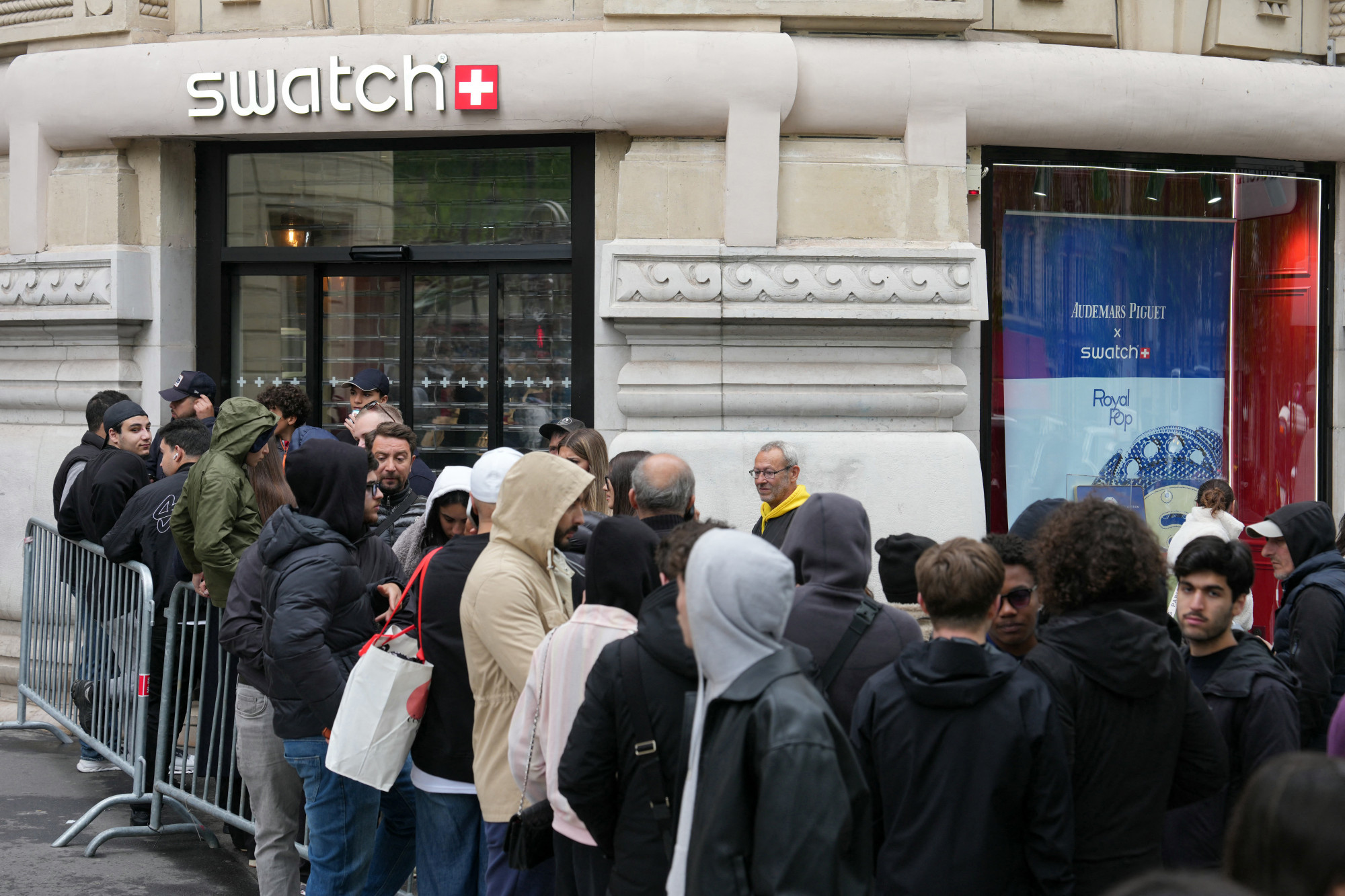 Káoszba fulladt az új Swatch órák megjelenése: a tömegjelenetek és verekedések miatt több bolt be is zárt