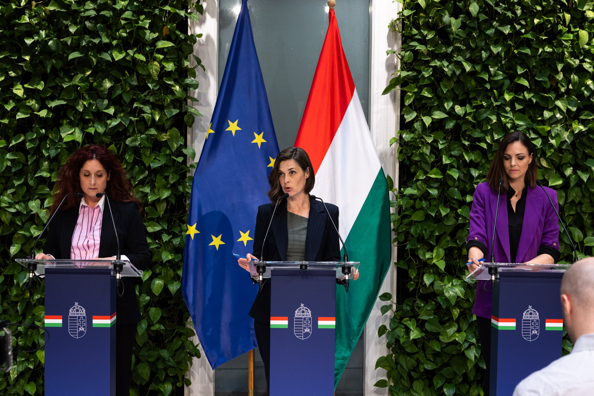 Miközben az Országházban is zajlik az élet, a kormányzat is a sajtótájékoztatót tart