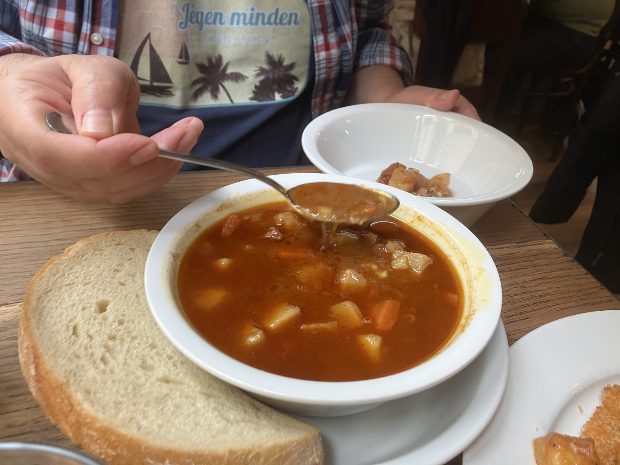 A hely, ahol olyan puha minden, mint Orbán Viktor a választások óta – nagyon fast kicsit food a Mama Goulashban