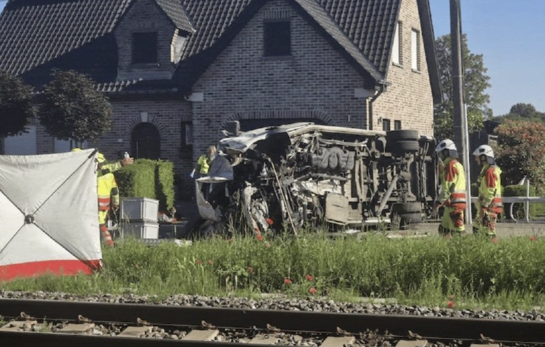 Összeütközött egy vonat és egy iskolabusz Belgiumban, többen meghaltak