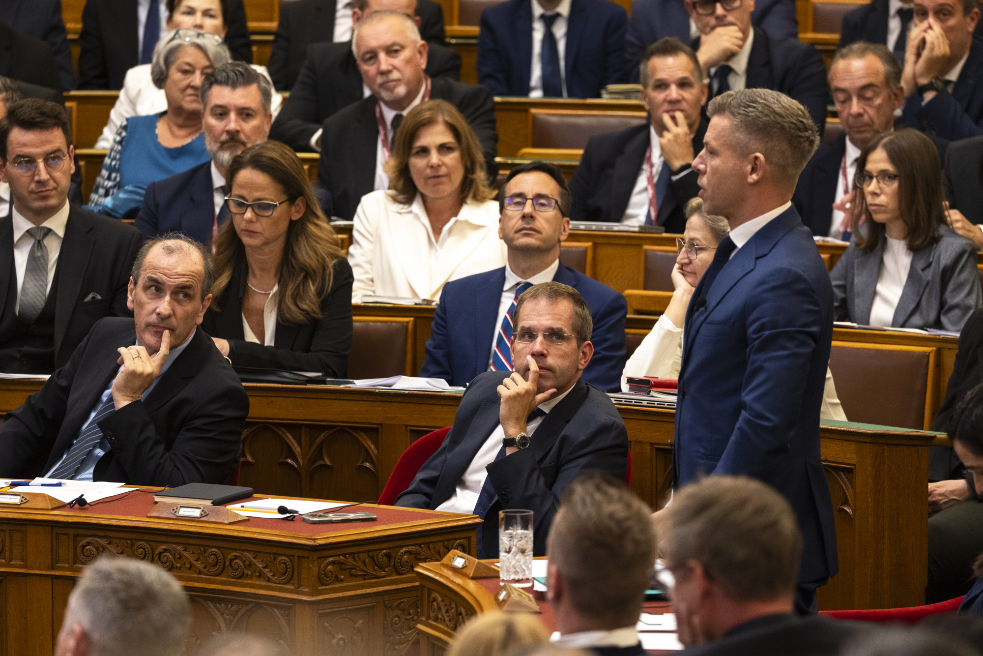 Csalóistenségek a bunkerben