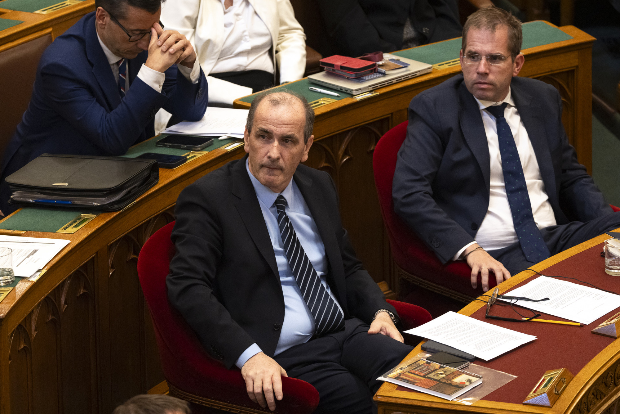 Ki mit vallott be?