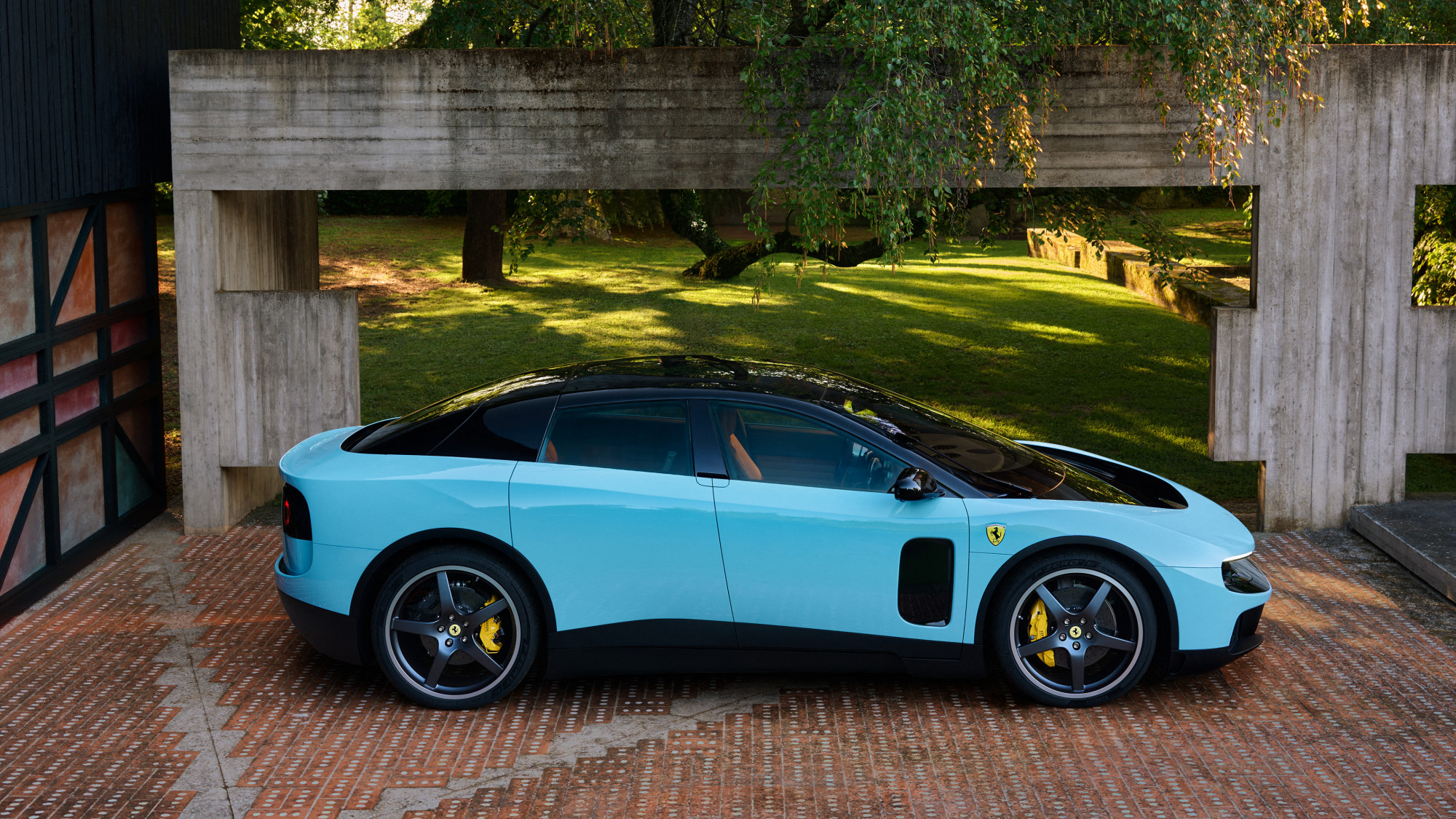 A Ferrari bemutatta az elektromos autóját, erre elkezdett meredeken esni a gyártó részvényárfolyama