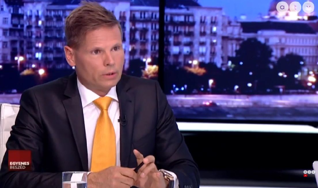 Mártha Imre szerint kormányzati kérésre, a köztársasági elnöki rezidencia kertjéből figyelte meg őt a Ripost, úgyhogy feljelentést tett