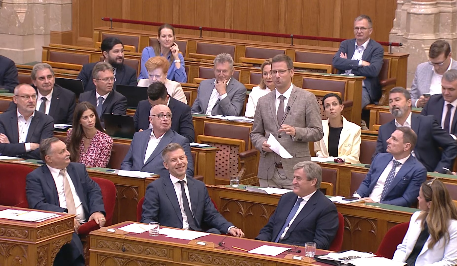 Sulidili: Gulyás Gergely felszólalása alatt Magyar Péter beült elé dumálni
