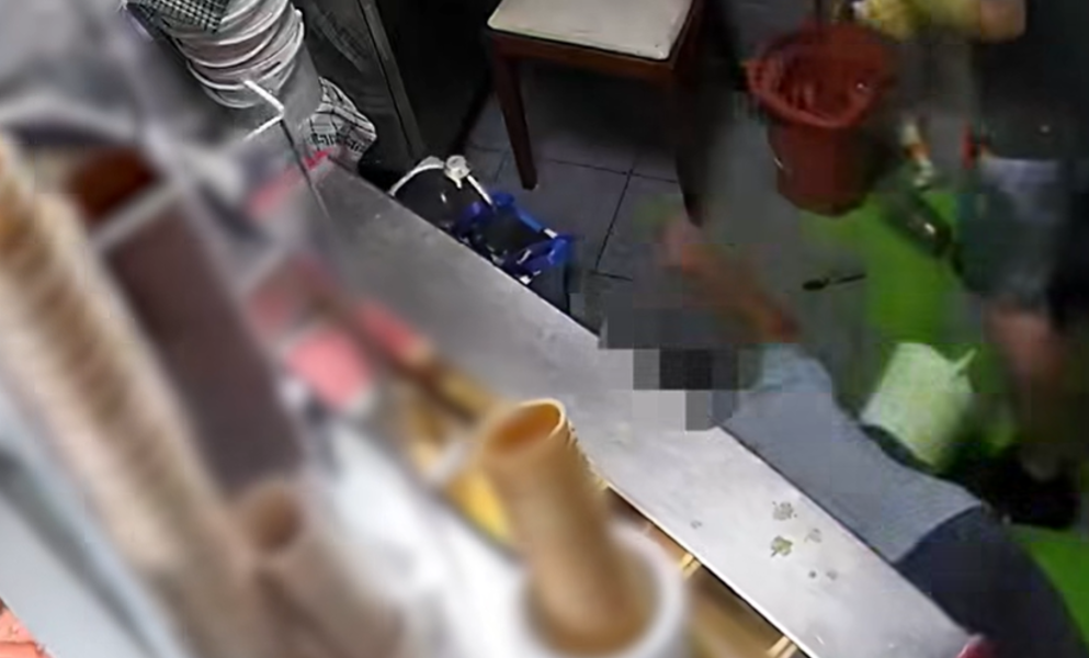 Meg akarták verni a fagyizóst, de elcsúsztak a kiöntött zöldalma ízű sűrítményen